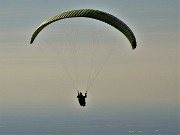 15 Dalla radura prativa prendono il volo oggi molti parapendio